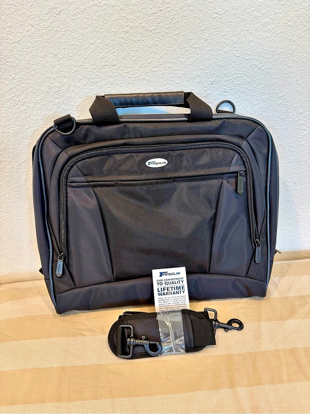 Targus Laptop Briefcase Bag Black Business Messenger CCL101 W/ Strap Mint